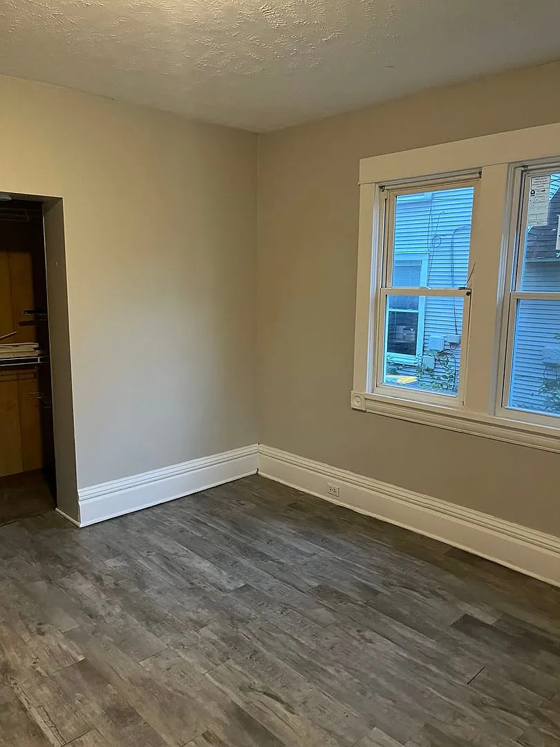 616 Pine Ave NW — Photo 3