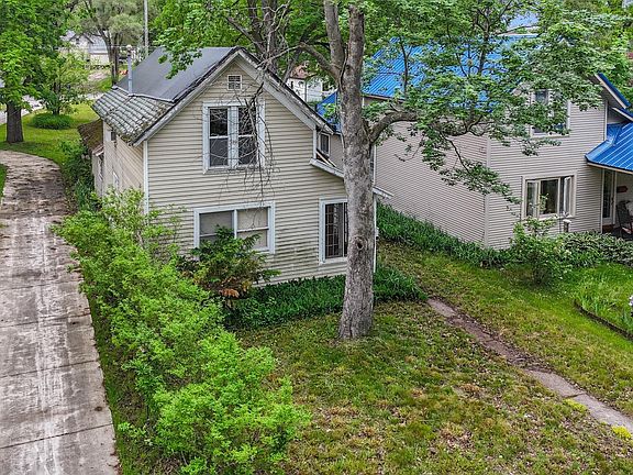 5th image of 812 Webster St