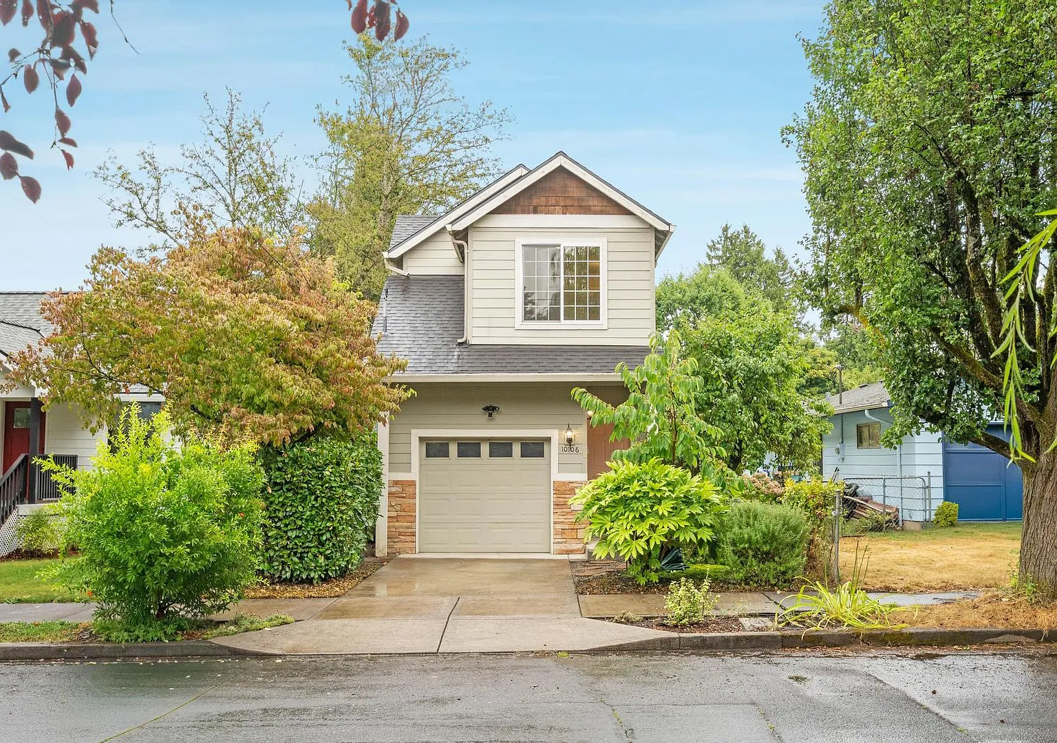 Stunning 3-bdrm/2.5-bath St. Johns home. W/D, AC, 1-car garage, fireplace, fenced yard — Photo 1