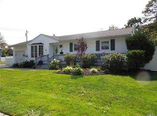 28 Bardolier Ln, West Islip, NY 11795