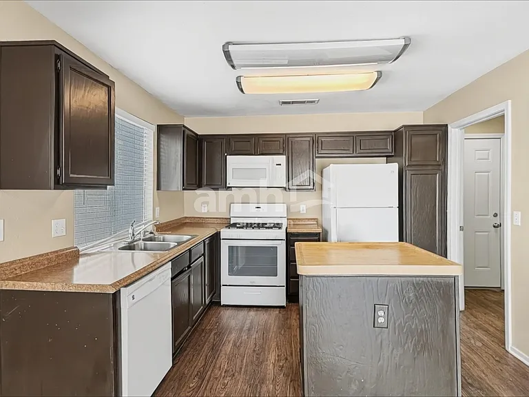 1717 Cedar Bluffs Way — Photo 3