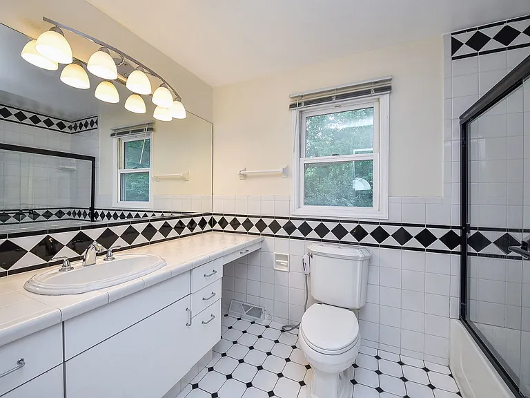 339 Windsor Dr — Photo 15