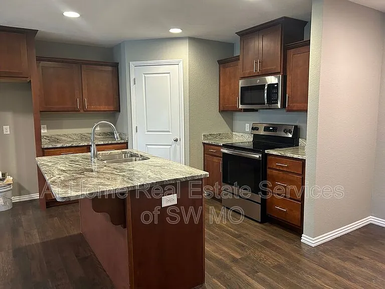 667 N Santa Monica Dr — Photo 4