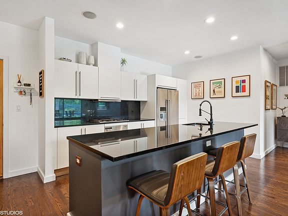 5th image of 925 N Wolcott Ave Unit 203
