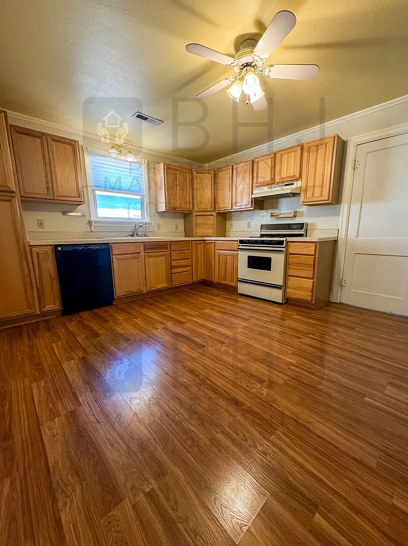 Dog Friendly! 2 Bedroom Home with Garage! — Photo 3