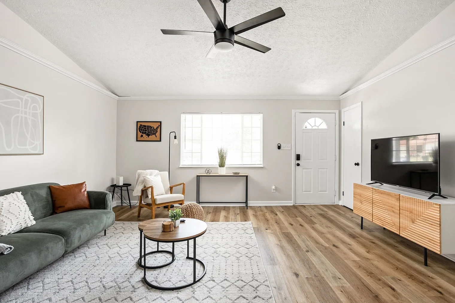 3 bed, 1.0 bath, $4,047 — Photo 1