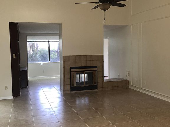 Family room & high ceiling Living room / 2 side Fireplace