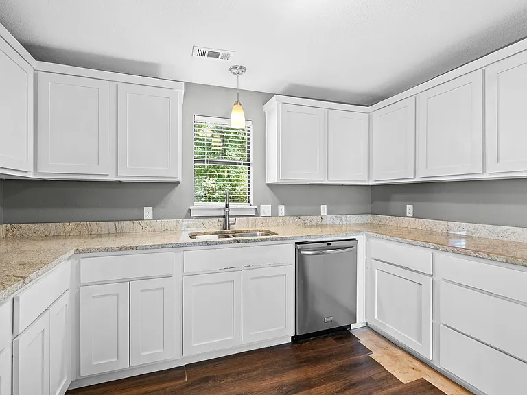 1022 W Holly St — Photo 12