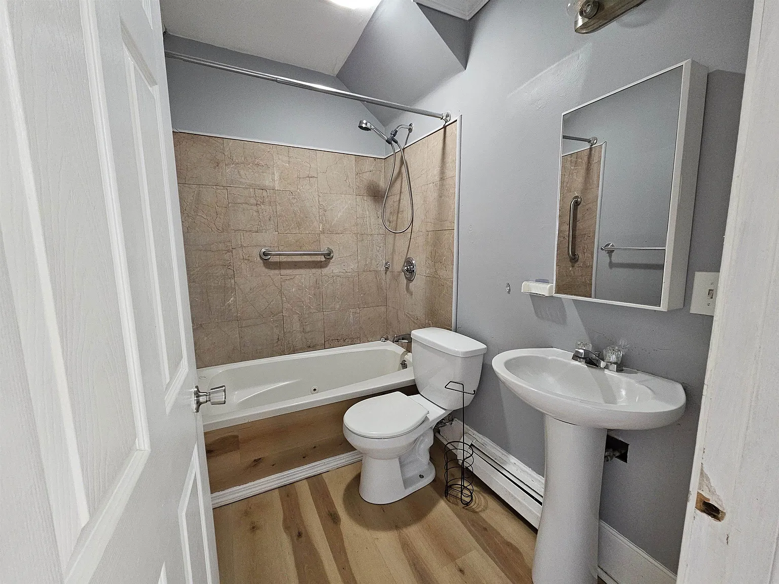 4 bed, 1.0 bath, 1836 sqft, $2,400 — Photo 4