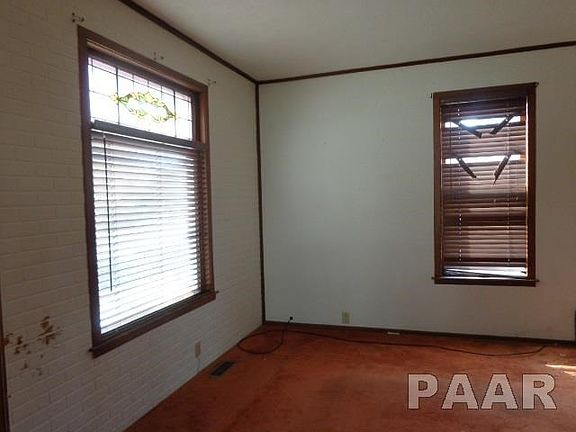 2nd image of 713 E Illinois Ave