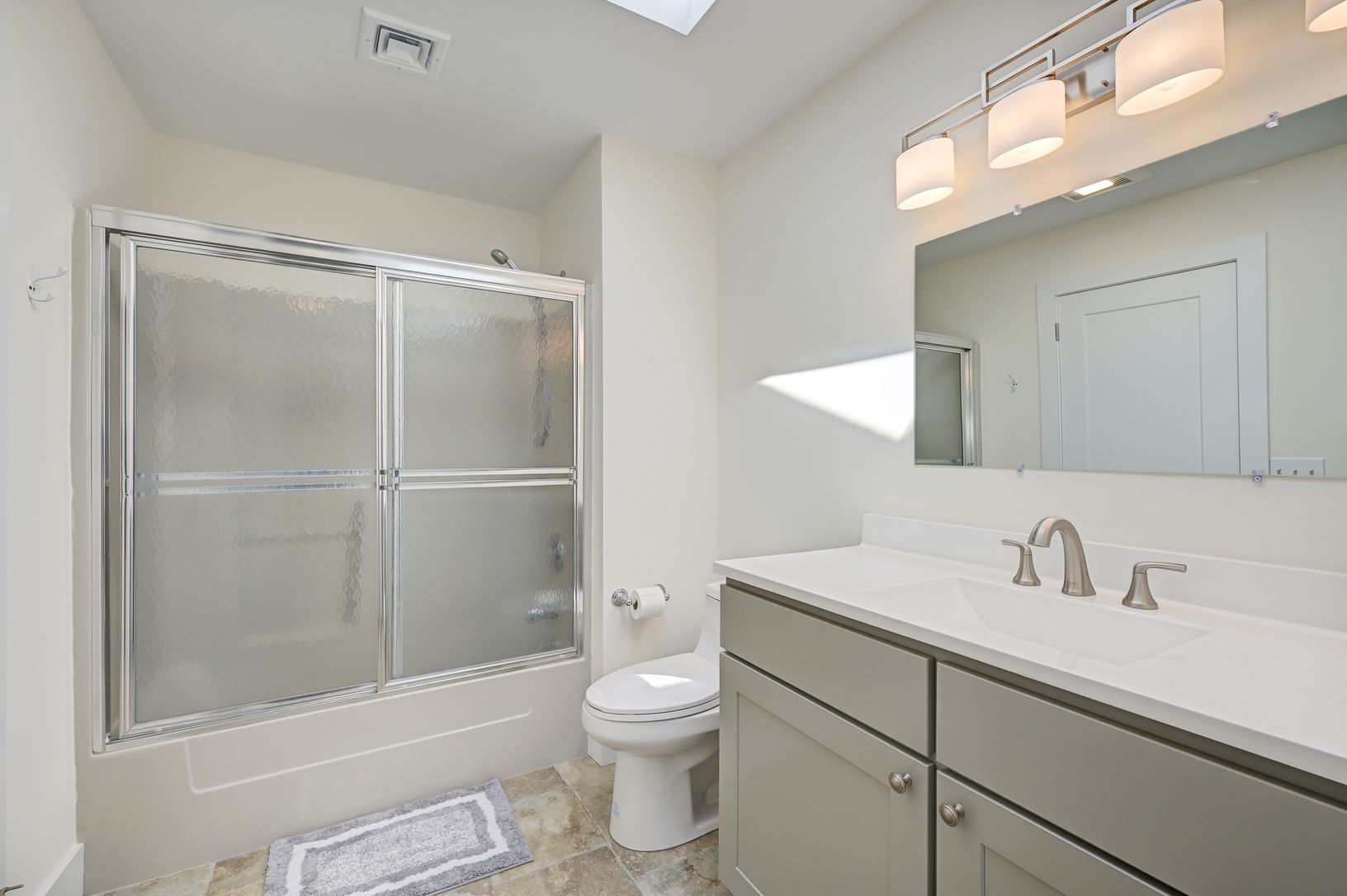  Guest ensuite bathroom