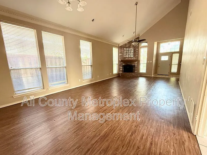 4 bed, 2.5 bath, 1953 sqft, $2,400 — Photo 2