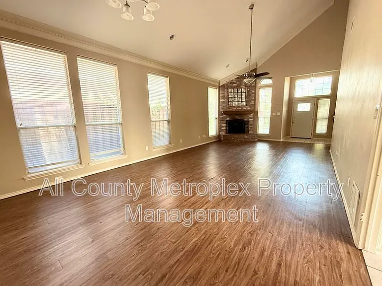 8902 Bayshore Ln — Photo 2