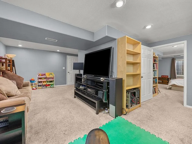 387 Oak Ln — Photo 27