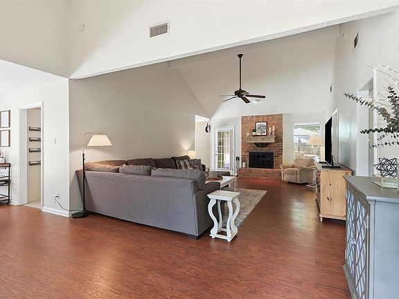 5th image of 15122 Forest Lodge Dr