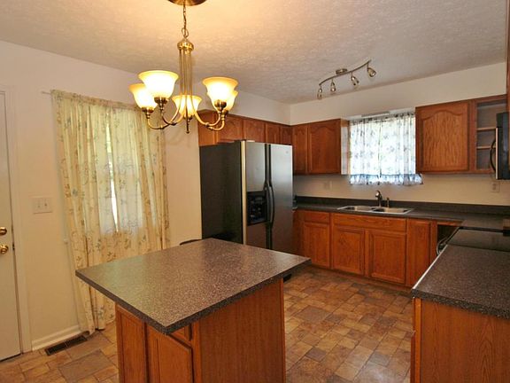 5th image of 160 Redbud Dr