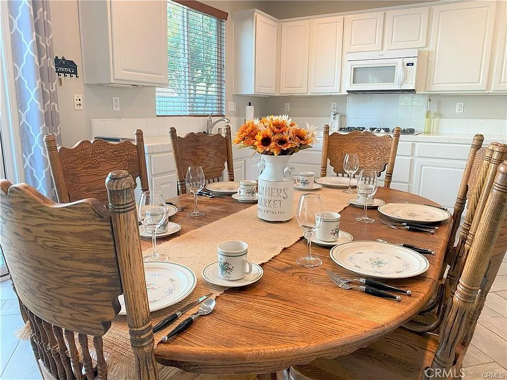 5 bed, 2.5 bath, 2600 sqft, $6,950 — Photo 4