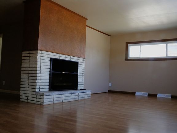 3rd image of 221 E Stanley Ave