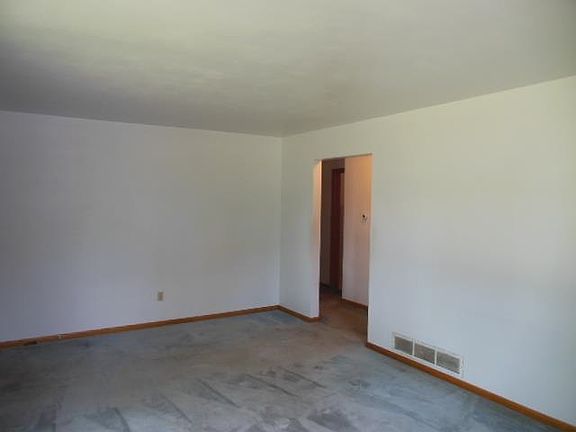4th image of 2812 Ellen Ave