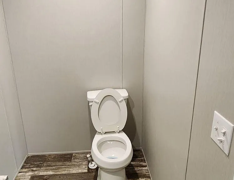 Main bathroom (cont'd).