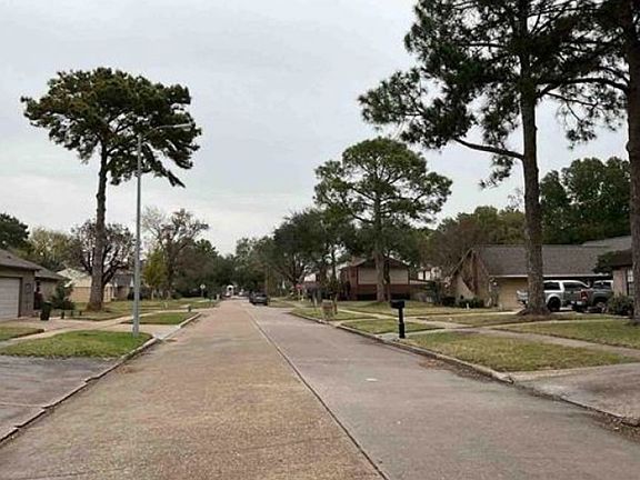 Exterior Neighborhood (street photo)