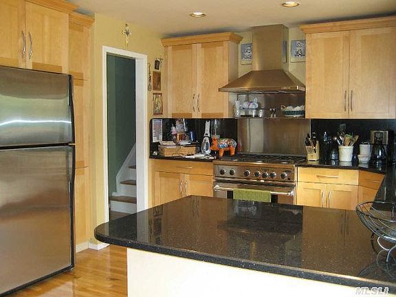 3rd image of 1134 Glen Cove Ave