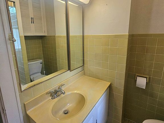 27th image of 270 Riverside Dr