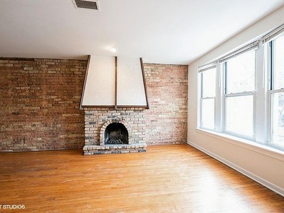 3rd image of 2921 N Sheffield Ave APT 2S