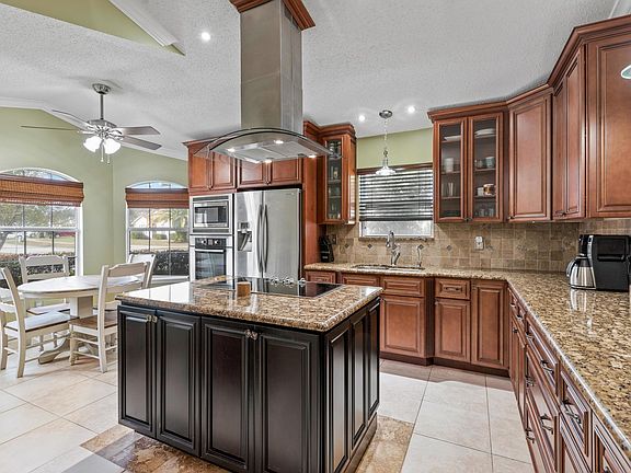 3rd image of 520 Prosperity Lake Dr