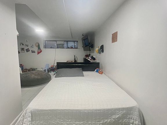 5th image of 3203 Leavitt St #1