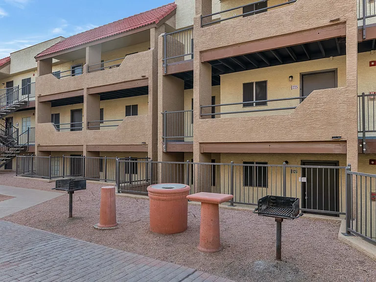 Urban Walk Apartments — Photo 36