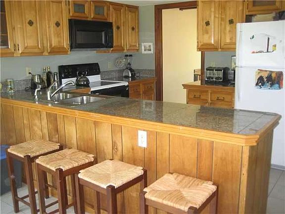 4th image of 100 Fox Chapel Dr