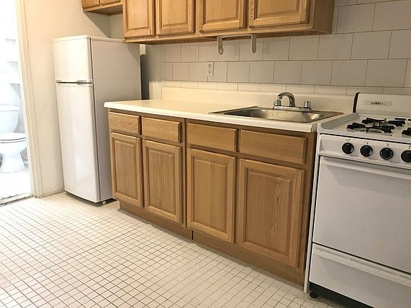 5th image of 239 E 77th St APT 3C