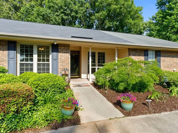 66 Forest Lake Dr, Simpsonville, SC 29681