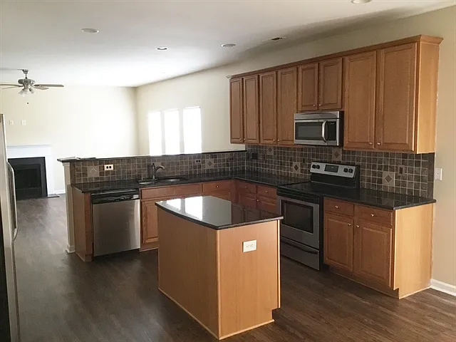 4 bed, 2.5 bath, 2953 sqft, $2,440 — Photo 2