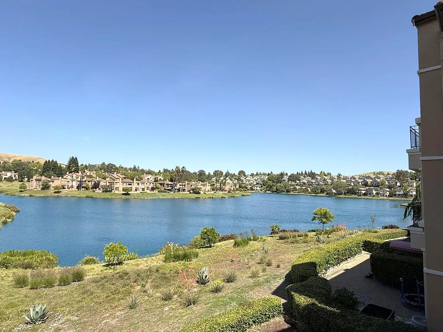 Beautiful Lakefront Condo Home With Spectacular Views of the Lake at Canyon Lakes - San Ramon — Photo 3