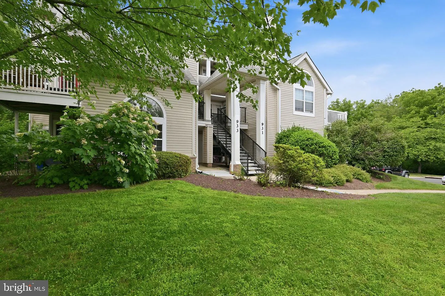 2 bed, 896 sqft, $2,300 — Photo 2