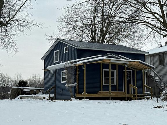 3rd image of 3733 Willow Dr NE