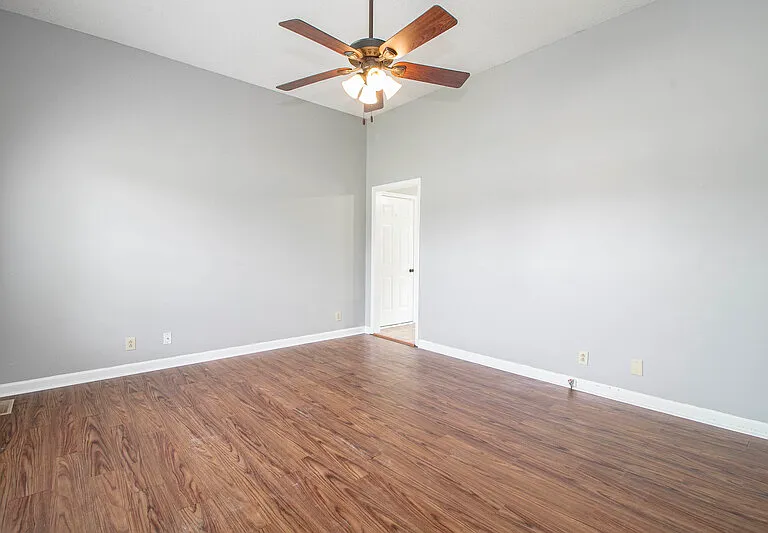 1212 Kendall Dr — Photo 2