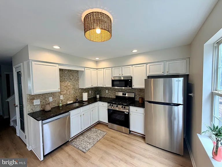 1422 Oxford Cir — Photo 1