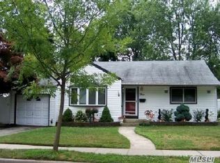 3 Relda St, Plainview, NY 11803