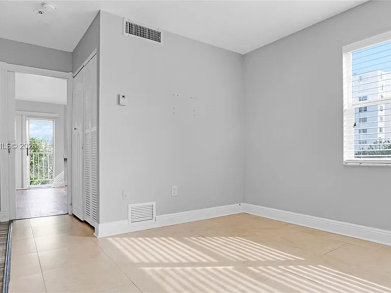 7925 Carlyle Ave #403 — Photo 10