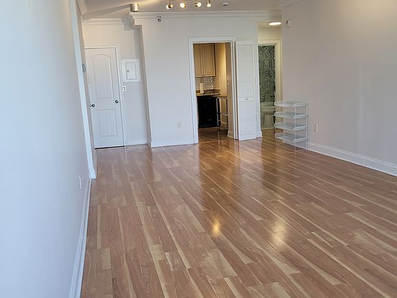 4th image of 45 River Dr S APT 3301
