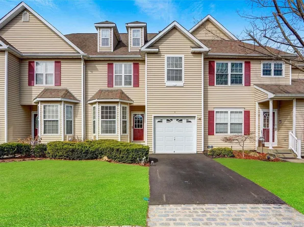 6 Halley Court #6, Nesconset, NY 11767