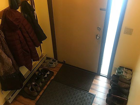 Entryway w/garage access