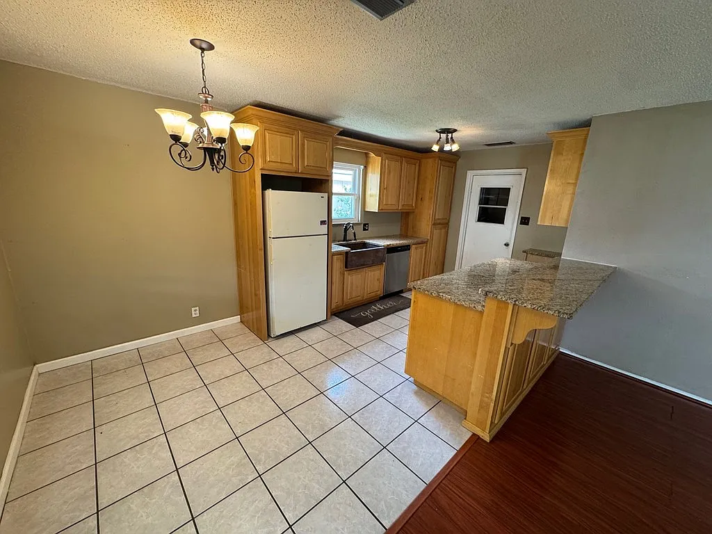 3 bed, 1284 sqft, $1,850 — Photo 2