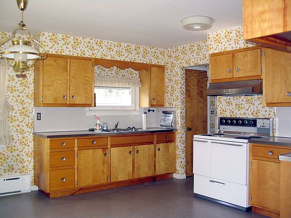 2nd image of 6 Lynn Dr