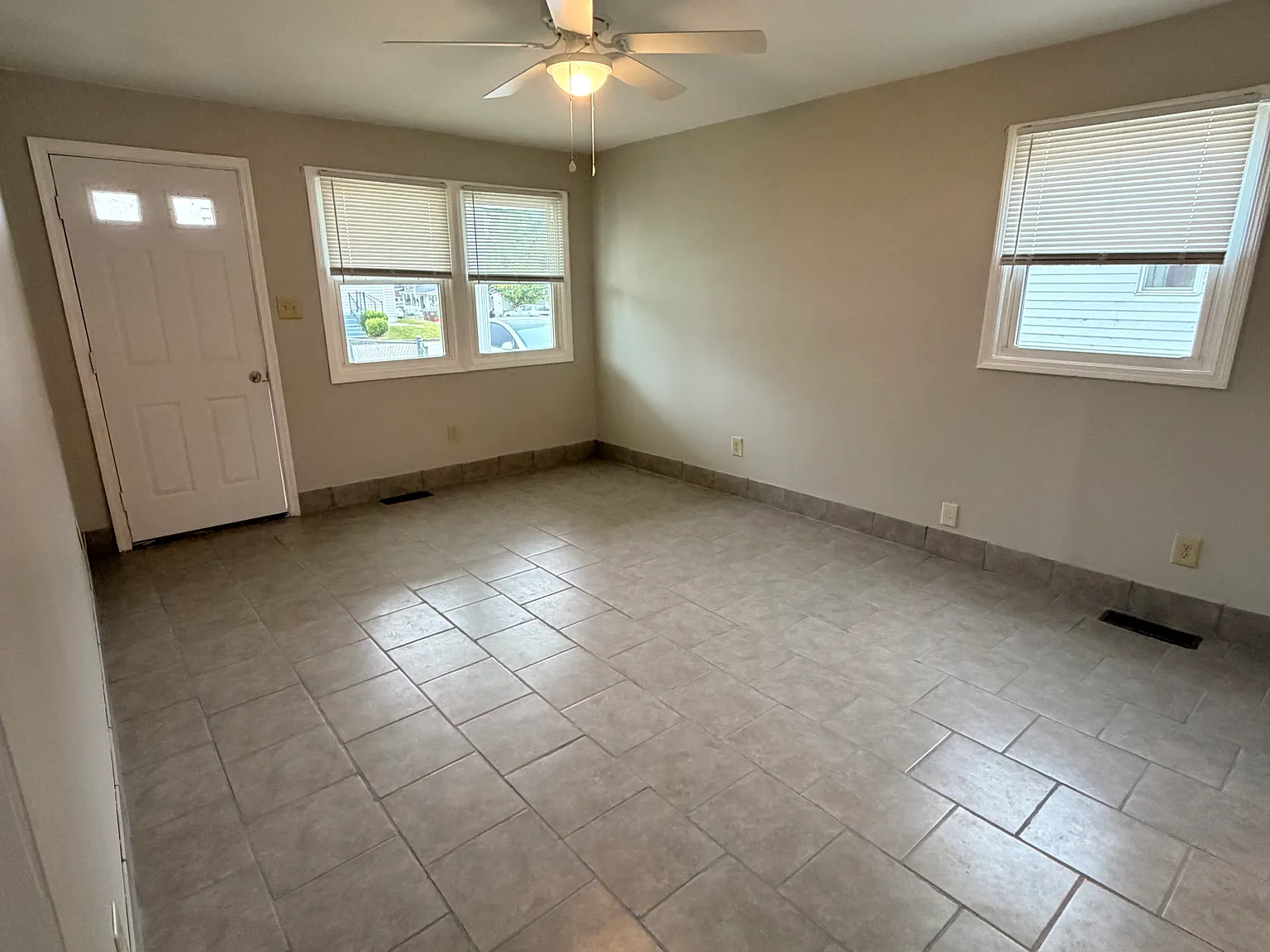 3 bed, 1020 sqft, $1,300 — Photo 3
