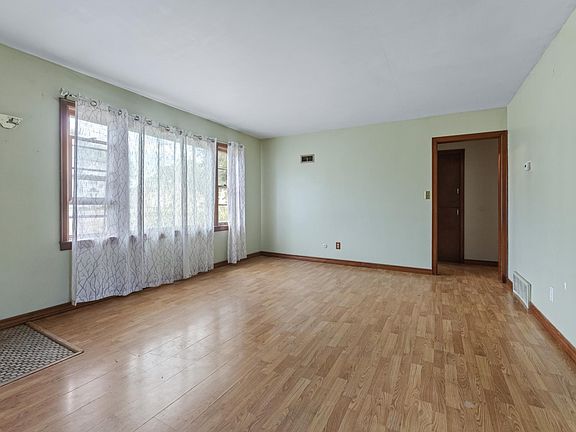 4th image of 687 W Belleview St