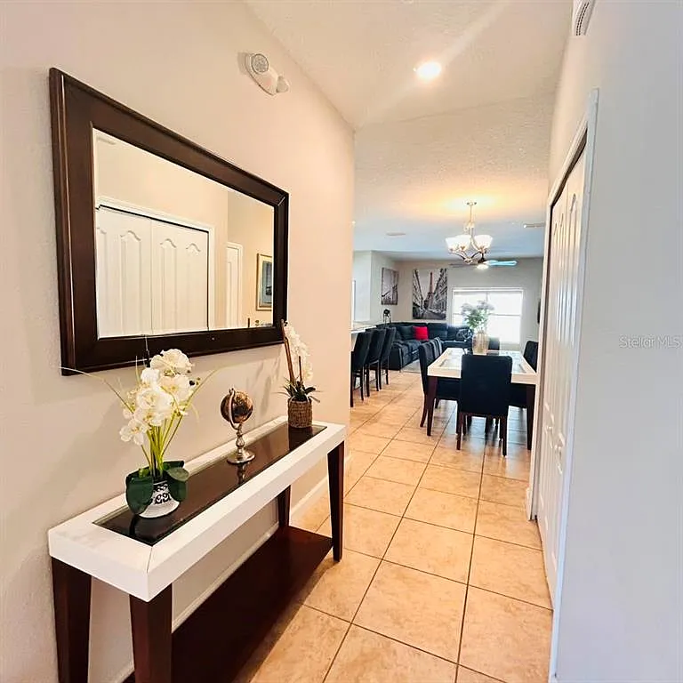5 bed, 4.0 bath, 2024 sqft, $2,900 — Photo 4